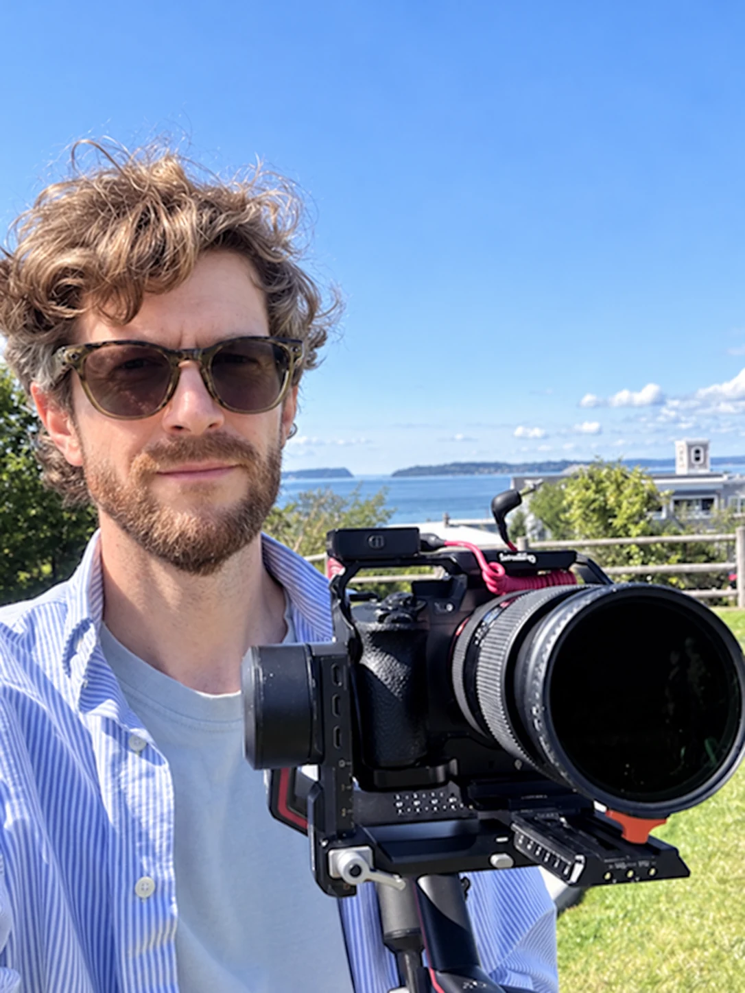 Andrew Isak con su cámara de vídeo — retrato retocado